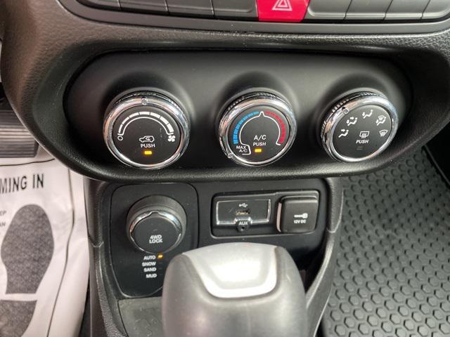 Photo of 2015 Alpine White Jeep Renegade