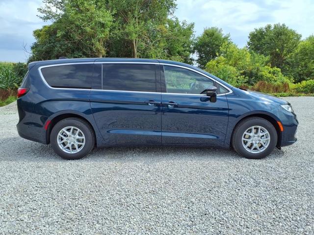 Photo of 2025 Fathom Blue Pearlcoat Chrysler Pacifica