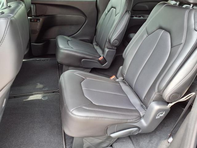 Photo of 2025 Fathom Blue Pearlcoat Chrysler Pacifica