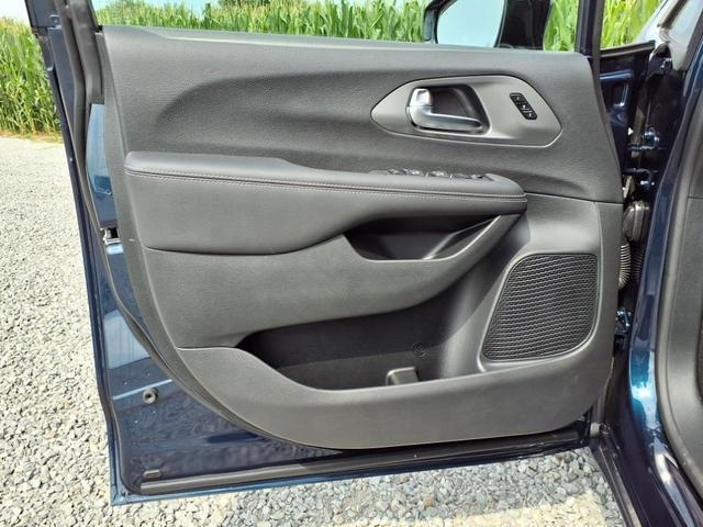 Photo of 2025 Fathom Blue Pearlcoat Chrysler Pacifica