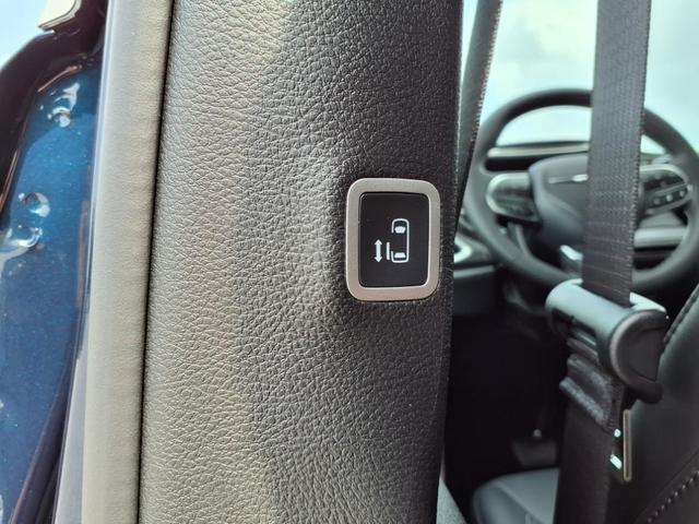 Photo of 2025 Fathom Blue Pearlcoat Chrysler Pacifica
