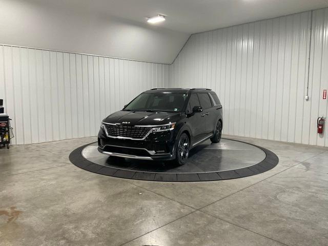 Photo of 2022 Aurora Black Kia Carnival