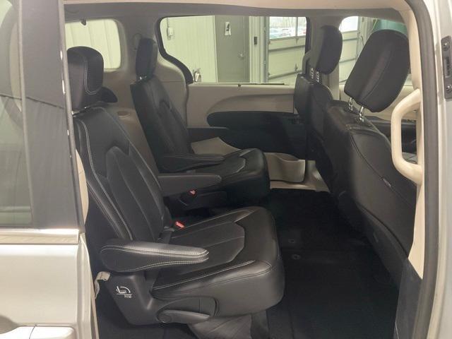 Photo of 2023 Silver Mist Clearcoat Chrysler Pacifica