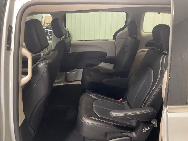 Photo of 2023 Silver Mist Clearcoat Chrysler Pacifica