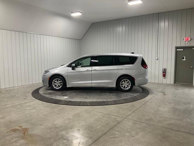 Photo of 2023 Silver Mist Clearcoat Chrysler Pacifica