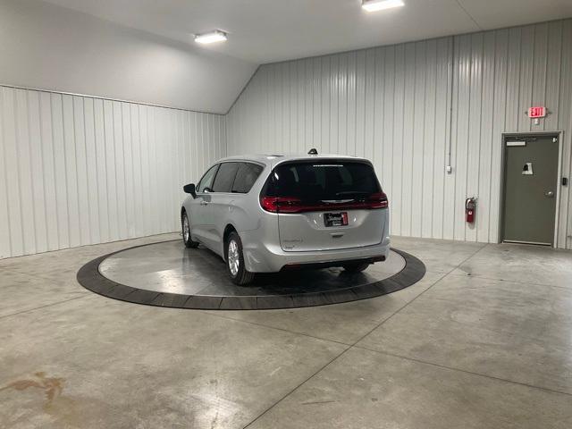 Photo of 2023 Silver Mist Clearcoat Chrysler Pacifica