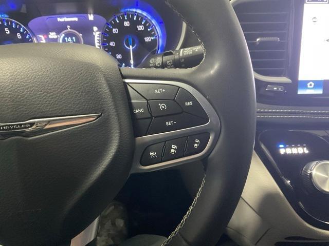 Photo of 2023 Silver Mist Clearcoat Chrysler Pacifica