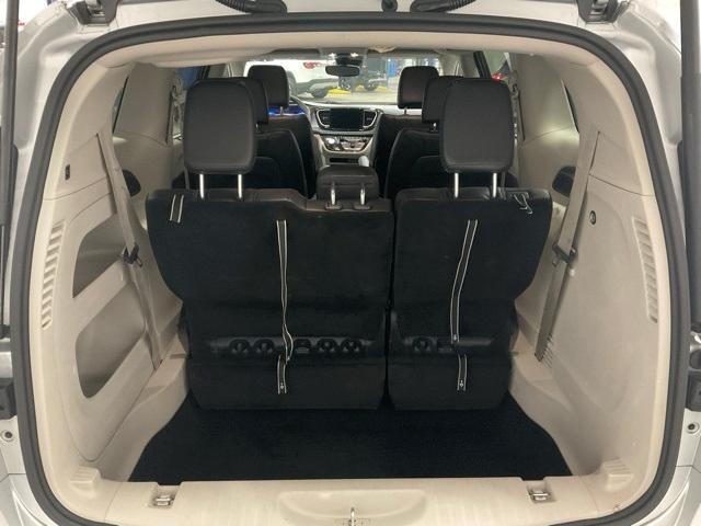 Photo of 2023 Silver Mist Clearcoat Chrysler Pacifica