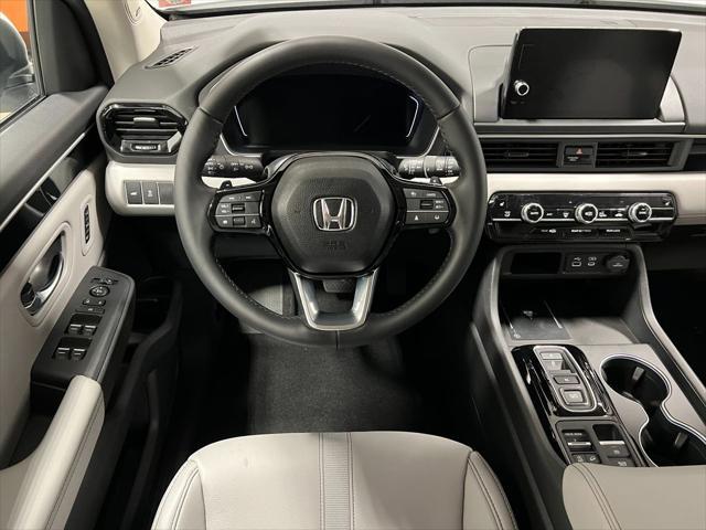 Photo of 2025 Lunar Silver Metallic Honda Pilot