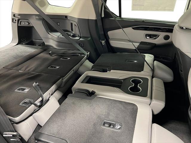 Photo of 2025 Lunar Silver Metallic Honda Pilot