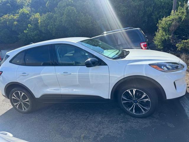Photo of 2022 Star White Metallic Tri-Coat Ford Escape