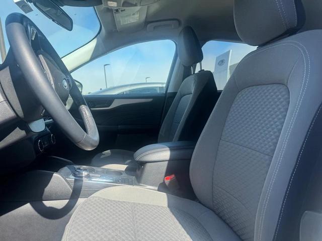 Photo of 2022 Star White Metallic Tri-Coat Ford Escape