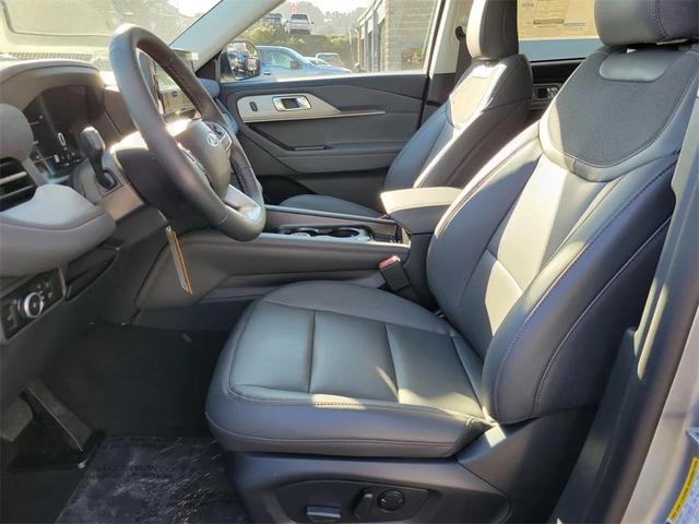 Photo of 2025 Iconic Silver Metallic Ford Explorer