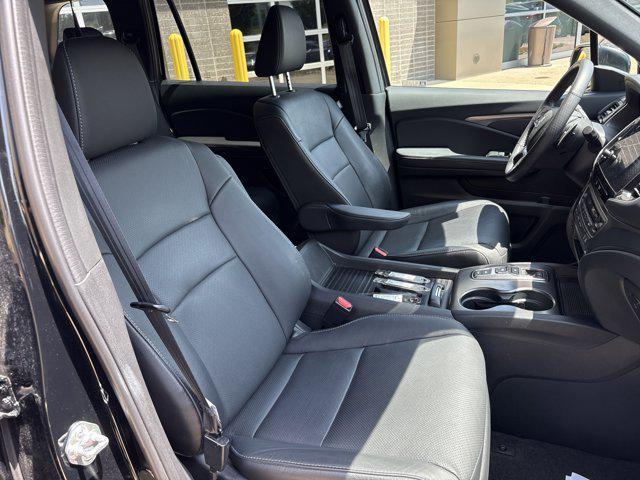 Photo of 2023 Crystal Black Pearl Honda Passport