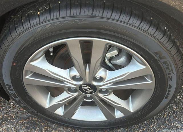 Photo of 2018 Phantom Black Hyundai ELANTRA