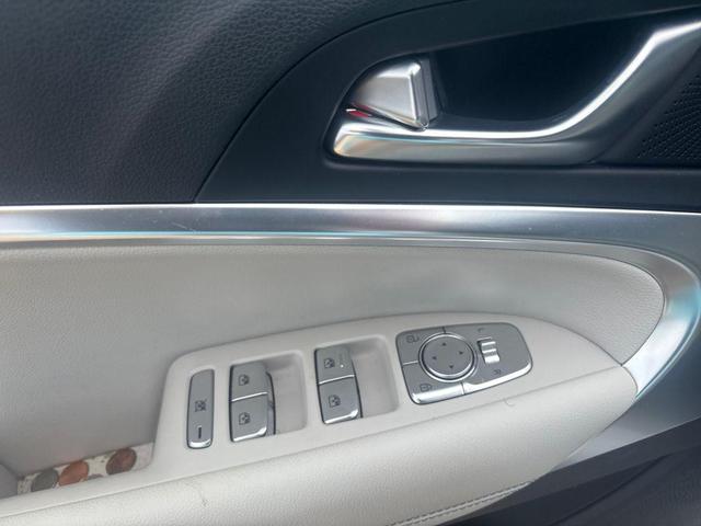 Photo of 2025 Uyuni White Genesis G70