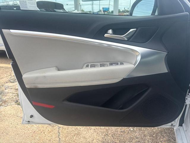 Photo of 2025 Uyuni White Genesis G70