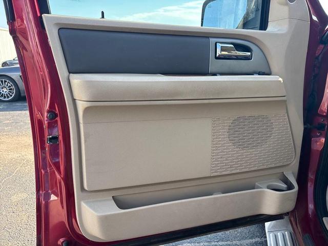 Photo of 2008 Redfire Clearcoat Metallic Ford Expedition