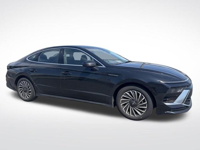 Photo of 2024 Onyx Black Hyundai SONATA Hybrid