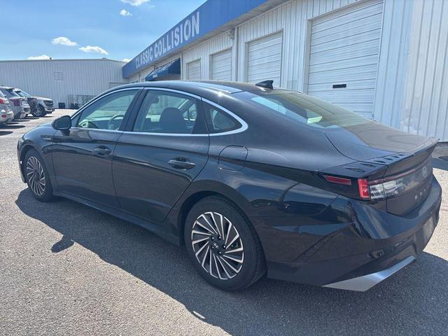 Photo of 2024 Onyx Black Hyundai SONATA Hybrid