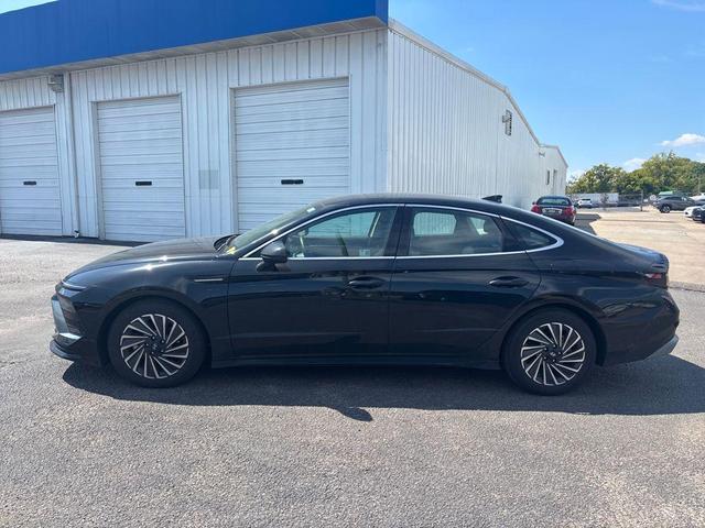 Photo of 2024 Onyx Black Hyundai SONATA Hybrid