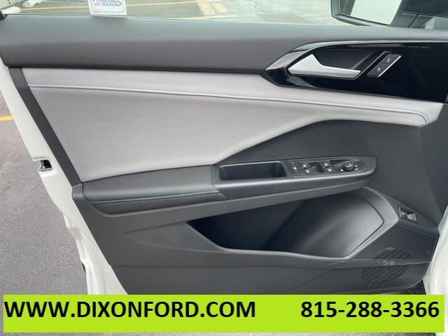 Photo of 2024 Pure White w/Deep Black Roof Volkswagen Taos