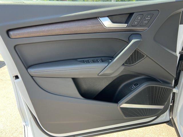 Photo of 2024 Glacier White Metallic Audi Q5