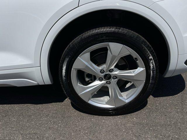 Photo of 2024 Glacier White Metallic Audi Q5