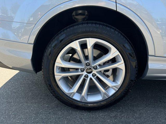 Photo of 2025 Satellite Silver Metallic Audi Q7