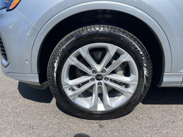 Photo of 2025 Satellite Silver Metallic Audi Q7