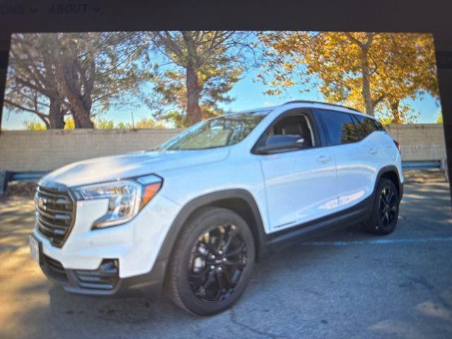 Photo of 2022 Summit White GMC Terrain