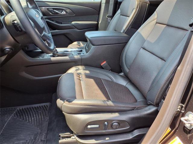 Photo of 2023 Mosaic Black Metallic Chevrolet Traverse
