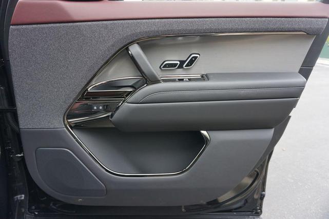Photo of 2025 Santorini Black Metallic Land Rover Range Rover Sport