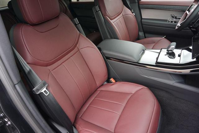 Photo of 2025 Santorini Black Metallic Land Rover Range Rover Sport