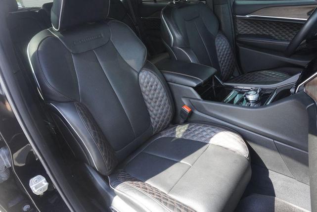 Photo of 2023 Diamond Black Crystal Pearlcoat Jeep Grand Cherokee