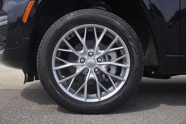 Photo of 2023 Diamond Black Crystal Pearlcoat Jeep Grand Cherokee
