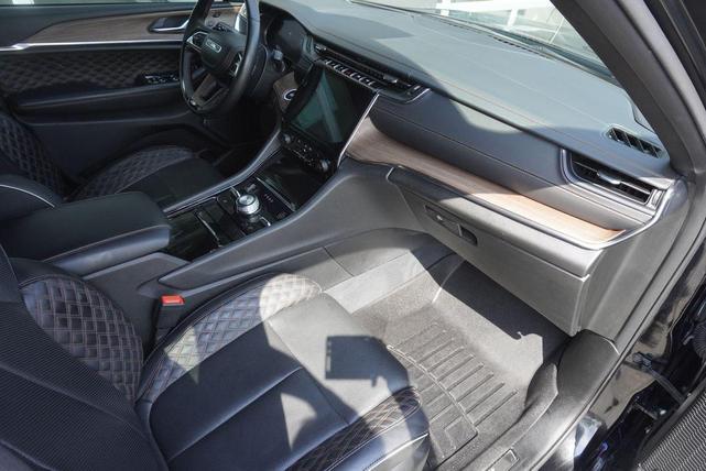 Photo of 2023 Diamond Black Crystal Pearlcoat Jeep Grand Cherokee