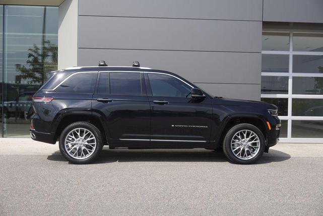 Photo of 2023 Diamond Black Crystal Pearlcoat Jeep Grand Cherokee