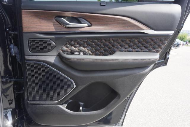 Photo of 2023 Diamond Black Crystal Pearlcoat Jeep Grand Cherokee