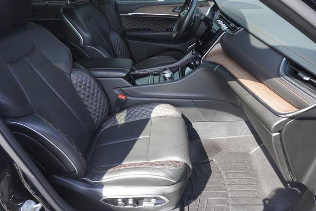 Photo of 2023 Diamond Black Crystal Pearlcoat Jeep Grand Cherokee