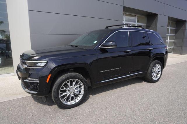 Photo of 2023 Diamond Black Crystal Pearlcoat Jeep Grand Cherokee