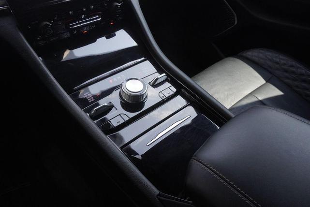 Photo of 2023 Diamond Black Crystal Pearlcoat Jeep Grand Cherokee
