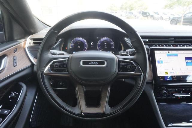 Photo of 2023 Diamond Black Crystal Pearlcoat Jeep Grand Cherokee