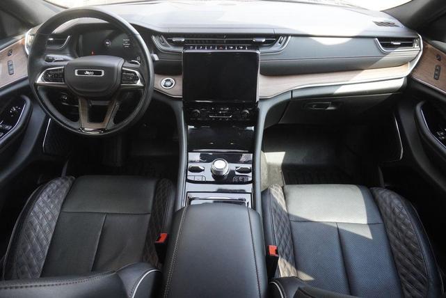 Photo of 2023 Diamond Black Crystal Pearlcoat Jeep Grand Cherokee