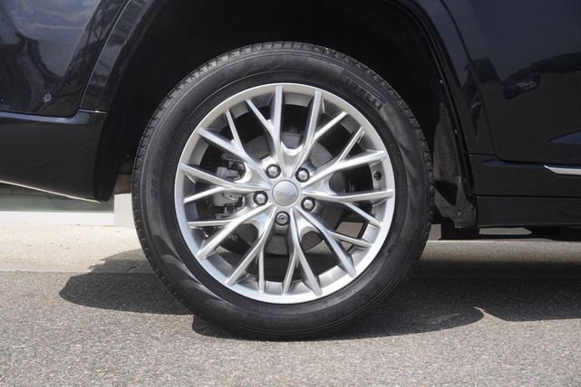 Photo of 2023 Diamond Black Crystal Pearlcoat Jeep Grand Cherokee
