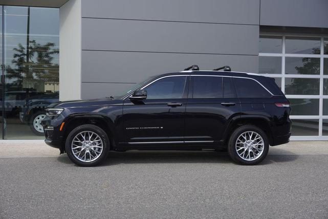 Photo of 2023 Diamond Black Crystal Pearlcoat Jeep Grand Cherokee