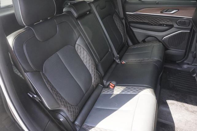 Photo of 2023 Diamond Black Crystal Pearlcoat Jeep Grand Cherokee
