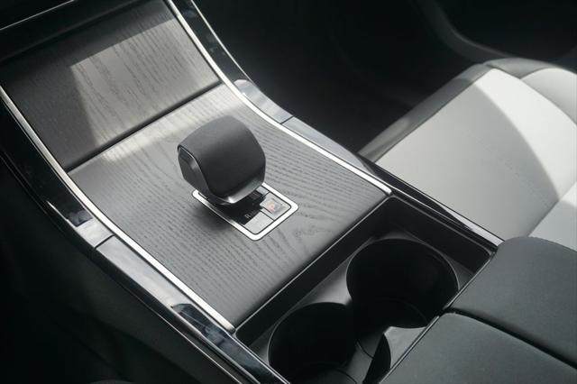 Photo of 2026 Giola Green Metallic Land Rover Range Rover Velar