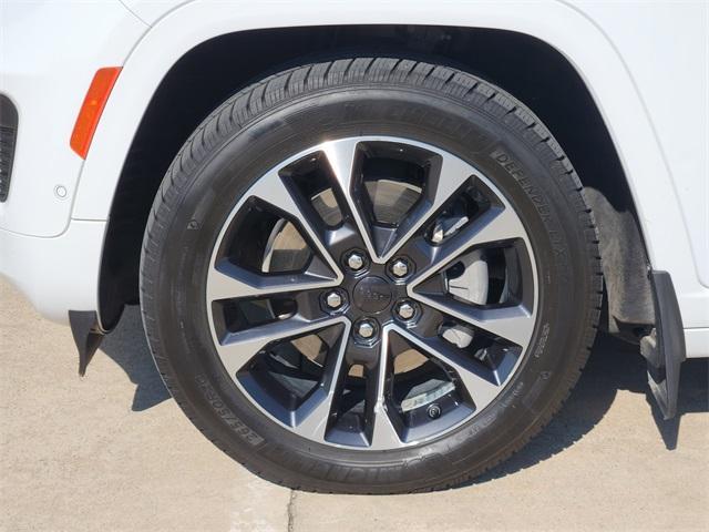 Photo of 2021 Bright White Clearcoat Jeep Grand Cherokee L