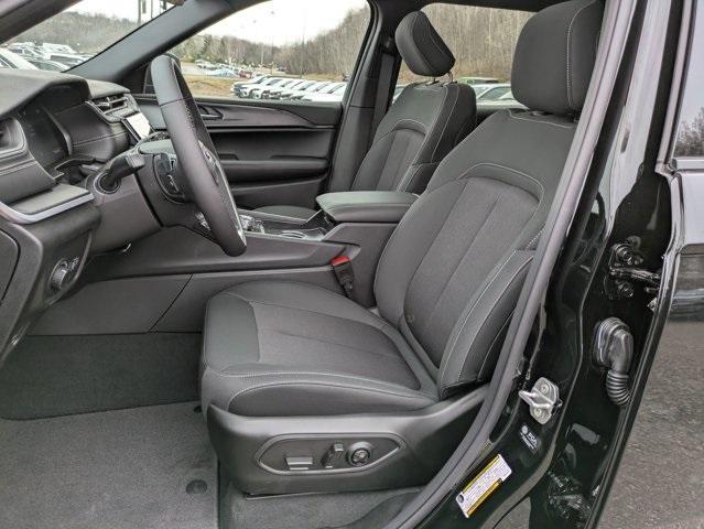 Photo of 2025 Diamond Black Jeep Grand Cherokee L
